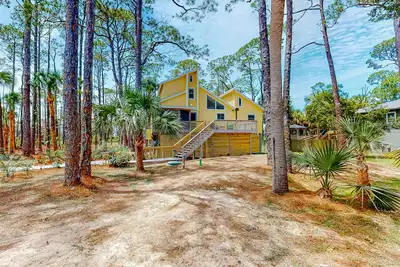 Image de Snowbird-friendly home with a deck, hot tub, washer/dryer & central Ac