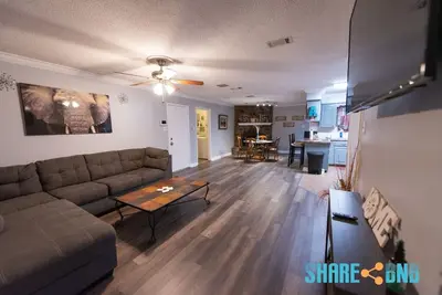 Image de Clean, Pet Friendly, Travel Nurse, Remote Work Home w/ Garage - Tesla Charger