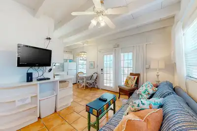 Image de Cozy dog-friendly duplex with beach access, washer\/dryer, deck, & central Ac