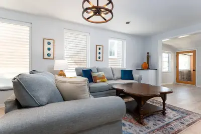 Image de Laid Back Beach House Upper Level | Ocean Views!