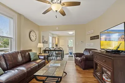 Image de Be a Local - Centrally Located 2br in Downtown Mqt