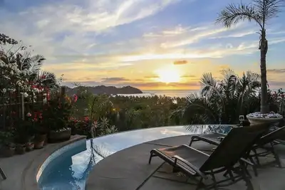 Image de Spectacular views in gated, north side property. Easy access to town.