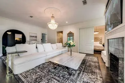 Image de Historic Luxury Home in Lakewood: