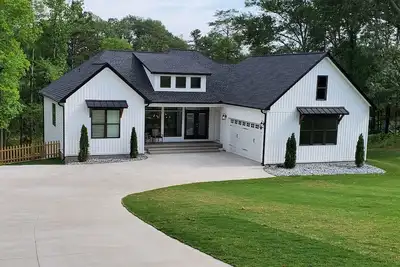 Image de Stunning, Designer 6 Bdrm Lake House, Relaxing Retreat, 15 Min from Gsp!