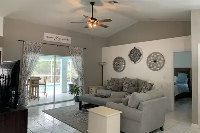 Image de Riverbend Retreat! 3 bdrm, 2 bath, heated pool & on the canal!