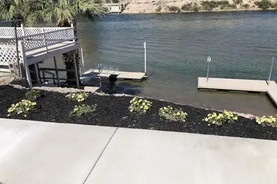 Image de 3 brm Riverfront home with dock, Beautiful nighttime views
