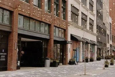 Image de 1 Br Apt w Fireplace & Office Prime Location