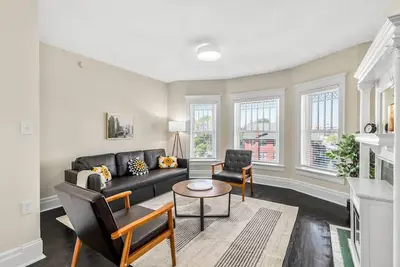 Image de Unit 5 · Historic Brush Park 1 Bdrm Apt w Workstation