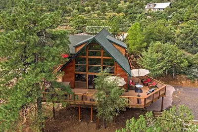 Image de 2 private acres with views everywhere!