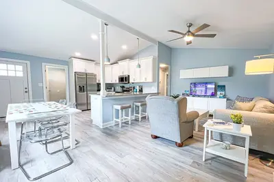 Image de Quiet, relaxing home - less than 10 minute walk to the beach!