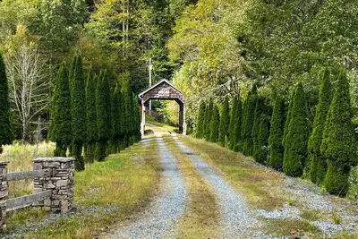 Image de Spacious Log Cabin W\/ Creek 2 Min From Ski Resort