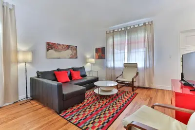 Centrally Located Impeccable Apartment Unit w/Bbq