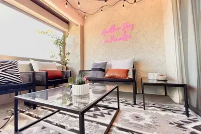 Image de Mountain View right next to Entertainment District!