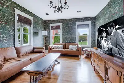 Image de Historic Three Bedroom Townhouse -- Downtown Mystic