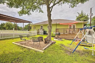 Image de 'The Gathering Place' Brenham Home on 6 Acres