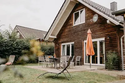 Image de \"Haus Mimi Zarrentin\" au bord du lac Schaalsee avec terrasse et jardin privés.