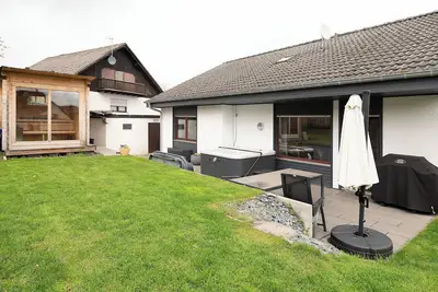 Image de Maison de vacances Eifel-Resort avec jardin, sauna, jacuzzi, terrasse et Wlan
