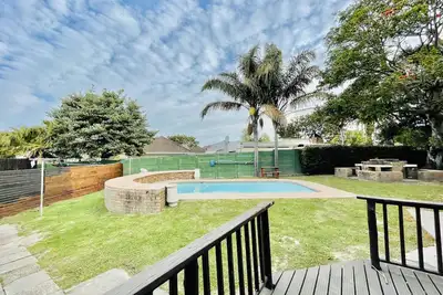 Image de Entire House in Beacon Bay - Golden Location