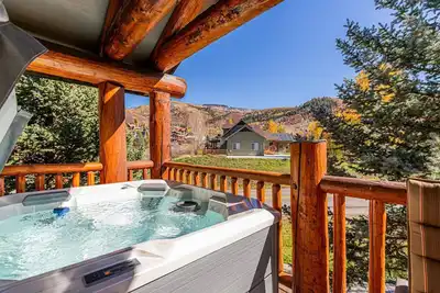Image de Th w/New HotTub+Slope Views-Easy access to Ski/Town -2 King en Suites-Garage-W/D-Grill-Fireplace-Nea