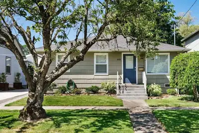 Image de Charming Renovated Cottage, Perfect Location, Walk to Everything, Across From Park & Cultural Center