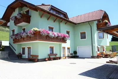 Image de Appartement avec grand jardin et piscine