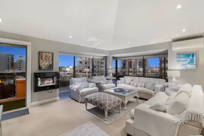 Image de Westminster Court Penthouse: Heated pools, wf balcony, billiard room, suana!