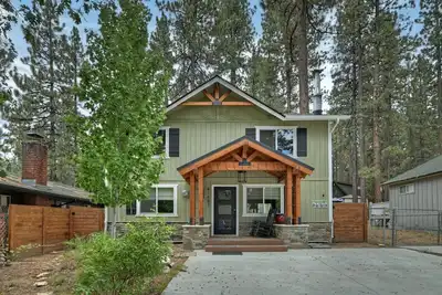 Image de McWonderful Manor by Destination Big Bear: Walking Distance to Snow Summit! Spa! Fire Table! Central A/C! Arcade Games!