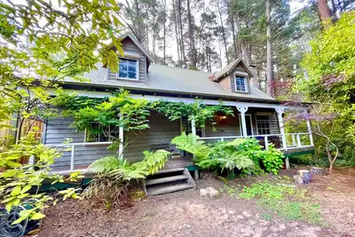 Image de Holly Lodge - Charming 4 Bedroom Cedar Chalet, Walking Distance to the Hydro Majestic