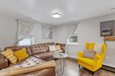 Image de 2nd St Bungalow ~ Downtown