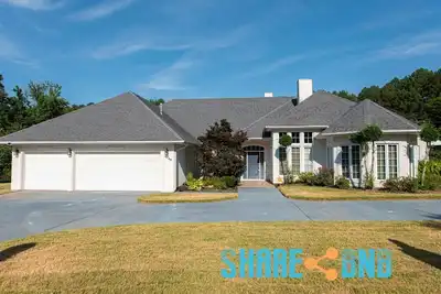 Image de Huge Lake Front Home w/ Ev Charger, Tennis, Basketball and more!