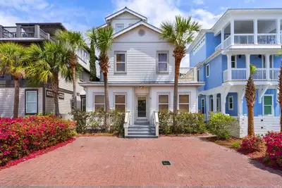 Image de Seacrest Beach Home for 17, Huge Pool & Beach Tram + Free Attraction Tickets!