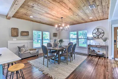 Image de Historic + Fully Renovated Waxahachie Home!