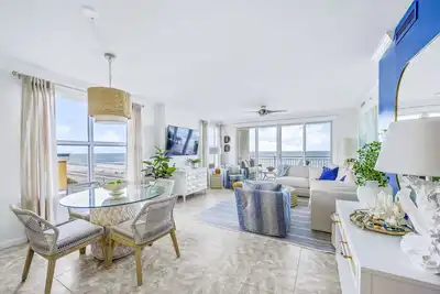 Image de A luxurious and beautiful beachfront condo with a fabulous view!