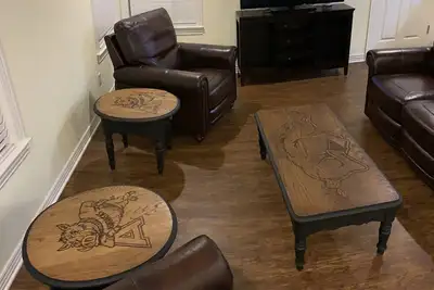 Image de Razorback Retreat: 3br, 2ba • Sleeps 8 • King Bed • Garage Access • 2min to UofA
