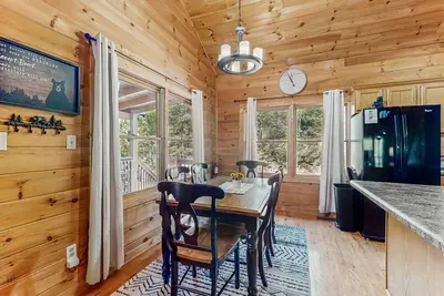 Image de Cabin w/hot tub, porch, fireplace, & free attraction tickets - near Dollywood