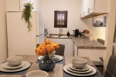 Image de Clean and quiet 2/1. 5 townhouse 4 miles from airport