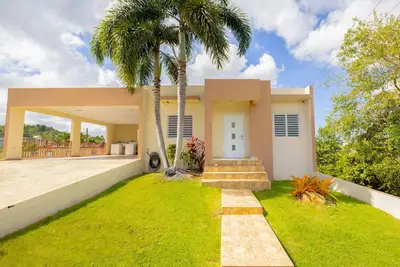 Image de \"Escape to Paradise at Arenales Vacation House: Your Dream Vacation Getaway! \"