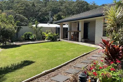 Image de 35 Rumbalara Avenue - Rainbow Beach. Swimming pool, air conditioning.