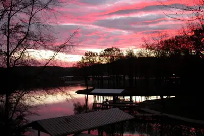 Image de Fall Color cruise or Fish on Suntracker Pontoon Fishing Barge!