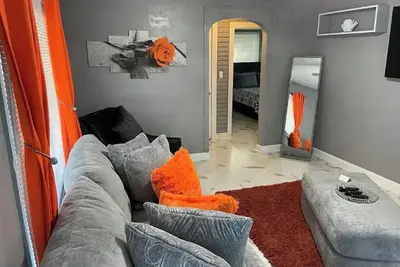 Image de 4/1 Fully Remodeled home near Downtown/ Beach