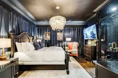 Image de Discover Munger’s historic charm in this luxury 3-bedroom, 3-bath condo for up to 7 guests. Each bedroom offers a private ensuite, luxury linens, and Sleep 8 Technology. Enjoy a chef’s kitchen with high-end appliances and spacious living areas.