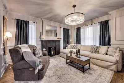 Image de Discover Munger’s historic charm in this luxury 3-bedroom, 3-bath condo for up to 7 guests. Each bedroom offers a private ensuite, luxury linens, and Sleep 8 Technology. Enjoy a chef’s kitchen with high-end appliances & spacious living areas.