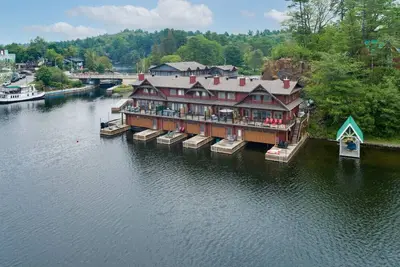 Image de Experience Lake Muskokas waters edge in the township of Port Carling, from this beautiful town house