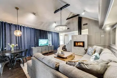 Image de Step into history in this 2-bed, 1-bath luxury hideaway in Dallas’s Munger District. Enjoy vaulted ceilings, marble finishes, Roku TVs, and a private entrance—just minutes from Lakewood, Deep Ellum, and the Design District. Award-winning courtyard.