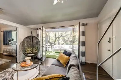 Image de Sophisticated 1br/1ba in Munger Place with designer terrace, secure parking, and access to Dallas’ award-winning courtyard retreat. Perfect for business or leisure stays.