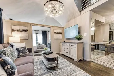 Image de Bright and airy 2br/1ba loft in Dallas’ Historic Deep Ellum/Junius Heights District. Features king & queen beds, private balcony, and access to an award-winning courtyard retreat.