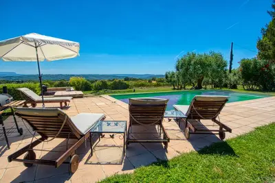 Image de Villa avec vue au pied du Luberon - piscine, terrain de pétanque et tennis privé