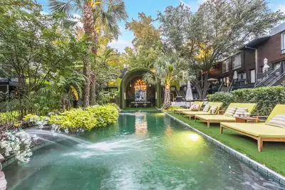 Image de Stylish 2-bed, 2-bath retreat in Central Dallas with private patio, pool access, and award-winning courtyard.
