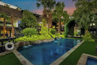 Image de Tailored for comfort and productivity, this stylish 2-bedroom executive condo offers a complete kitchen with high-end appliances, a full dining room, and spacious living areas. Both bedrooms feature plush king beds, full-size closets, and dressers.