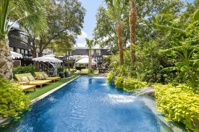 Image de Stylish 2br condo with pool view, cinematic 77” Tv, leather sofa, and access to award-winning courtyard retreat.